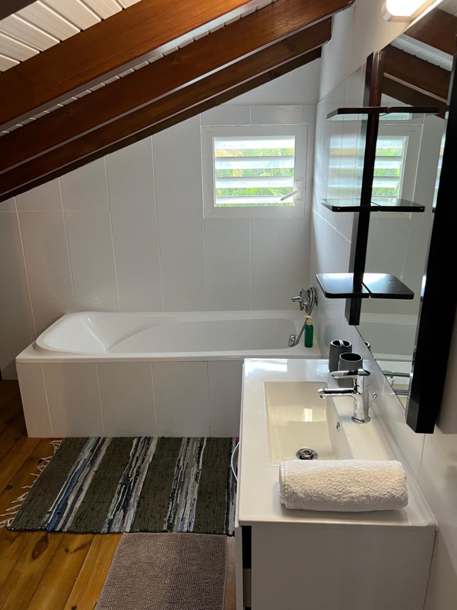 Villa Au Calme Avec Jacuzzi, Villa Le Boursoie Les Abymes Buitenkant foto