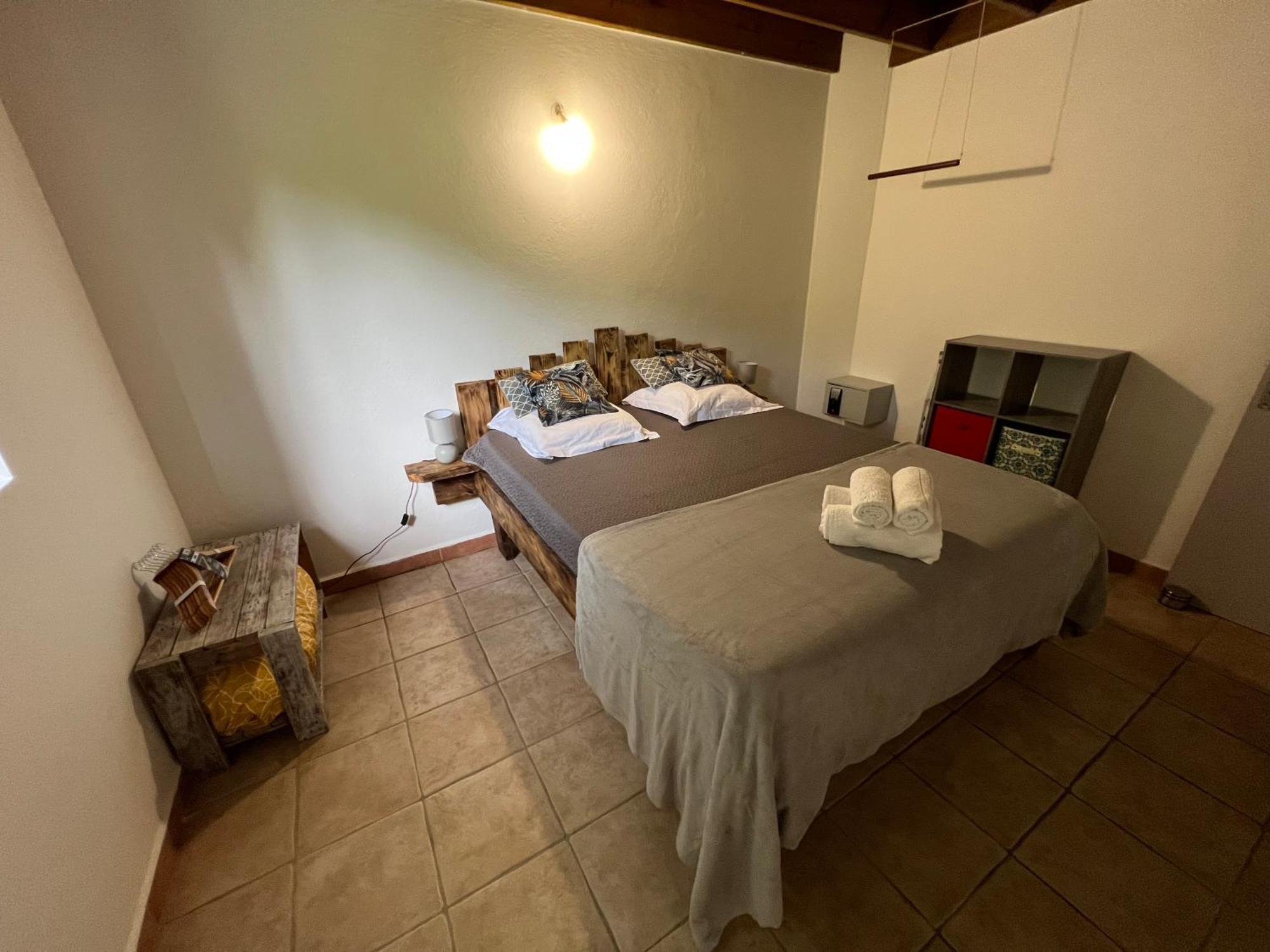 Villa Au Calme Avec Jacuzzi, Villa Le Boursoie Les Abymes Buitenkant foto