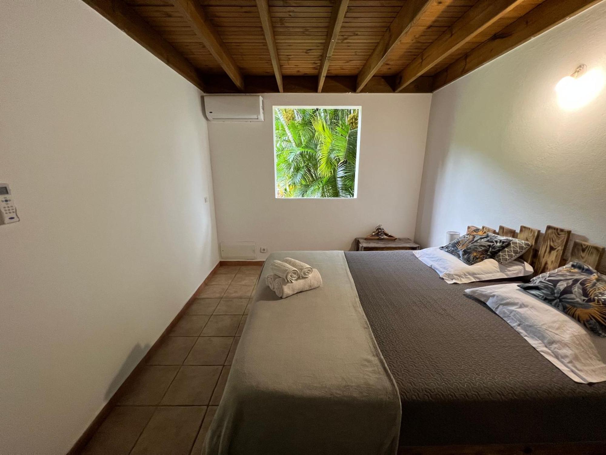Villa Au Calme Avec Jacuzzi, Villa Le Boursoie Les Abymes Buitenkant foto