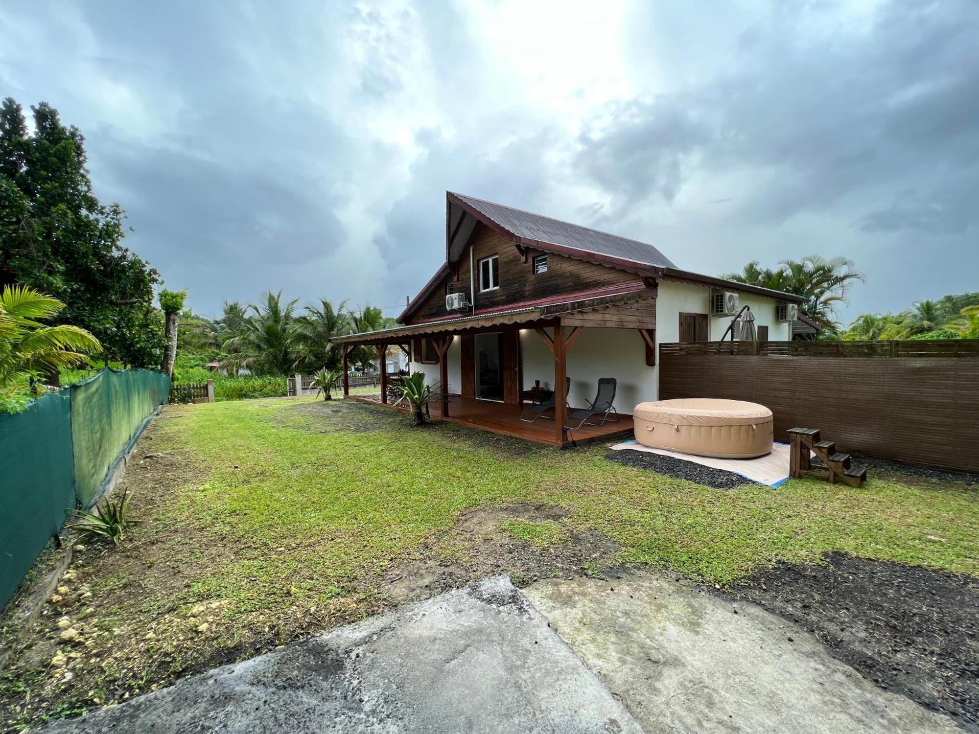 Villa Au Calme Avec Jacuzzi, Villa Le Boursoie Les Abymes Buitenkant foto