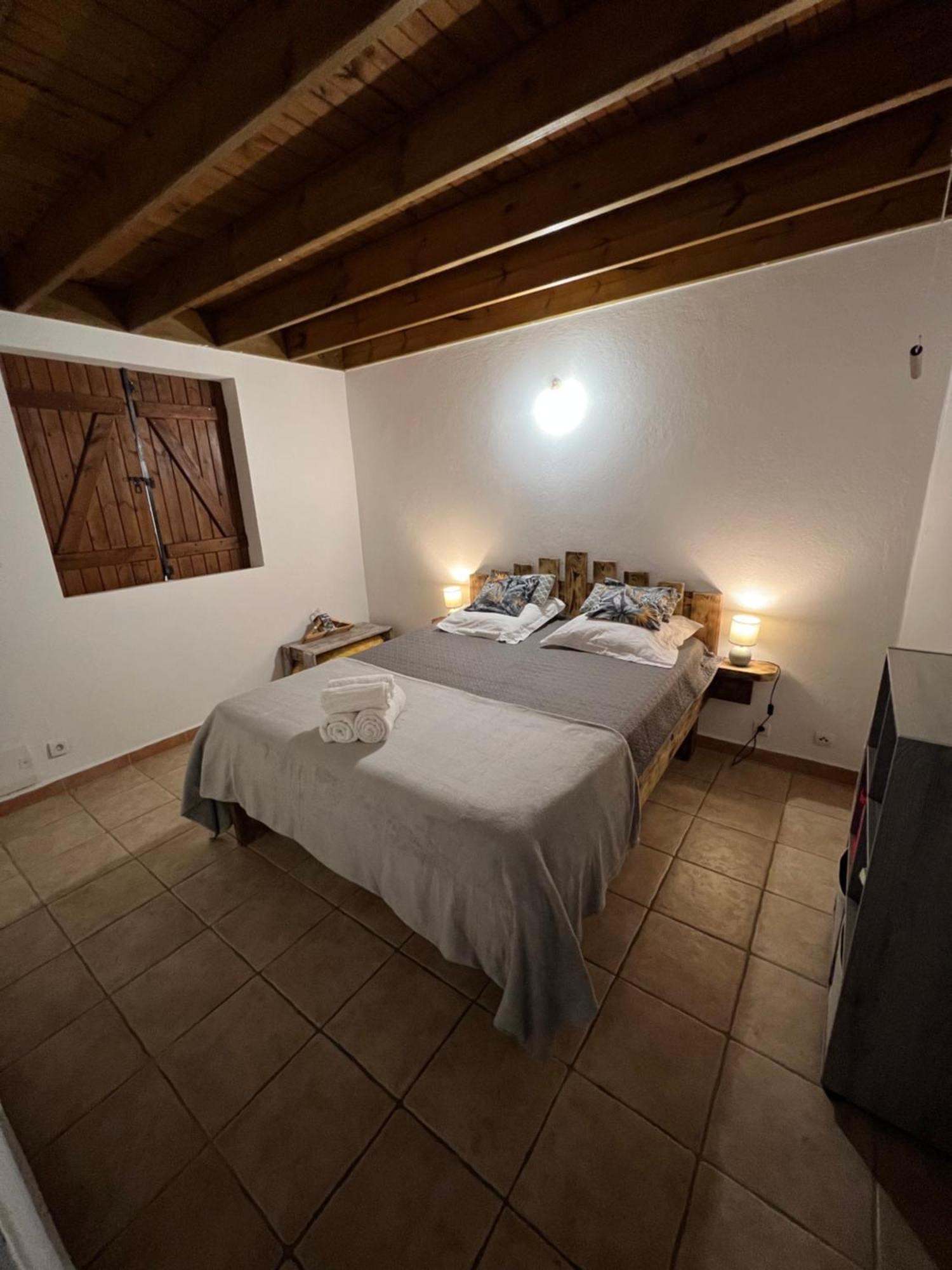 Villa Au Calme Avec Jacuzzi, Villa Le Boursoie Les Abymes Buitenkant foto