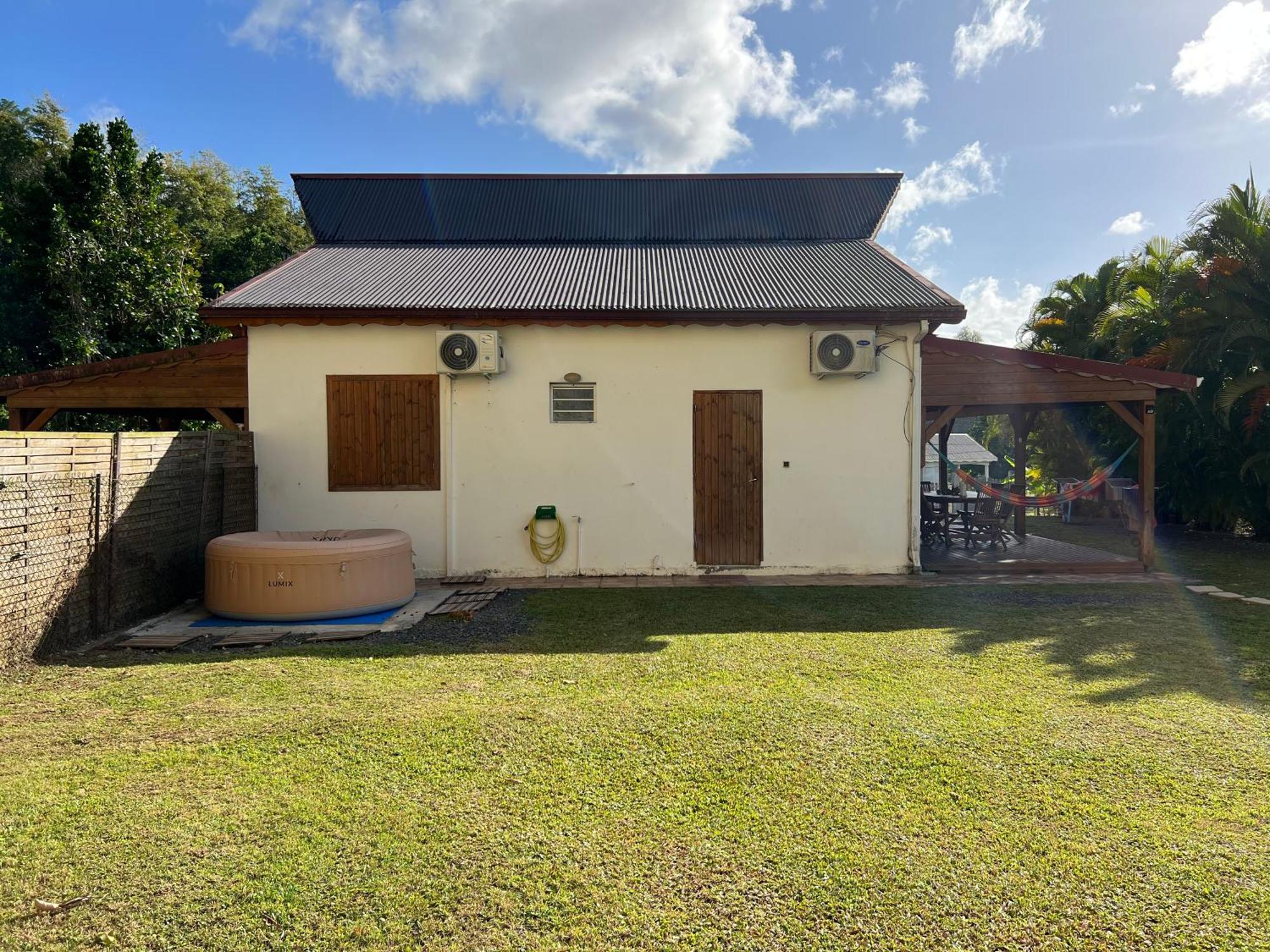 Villa Au Calme Avec Jacuzzi, Villa Le Boursoie Les Abymes Buitenkant foto