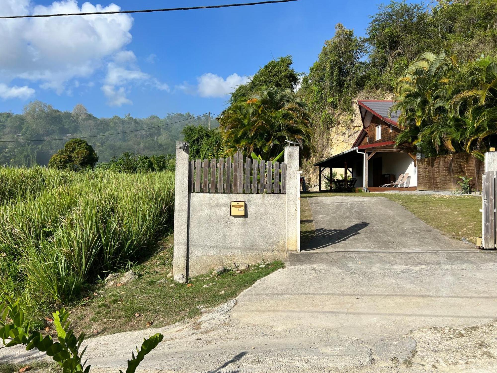 Villa Au Calme Avec Jacuzzi, Villa Le Boursoie Les Abymes Buitenkant foto