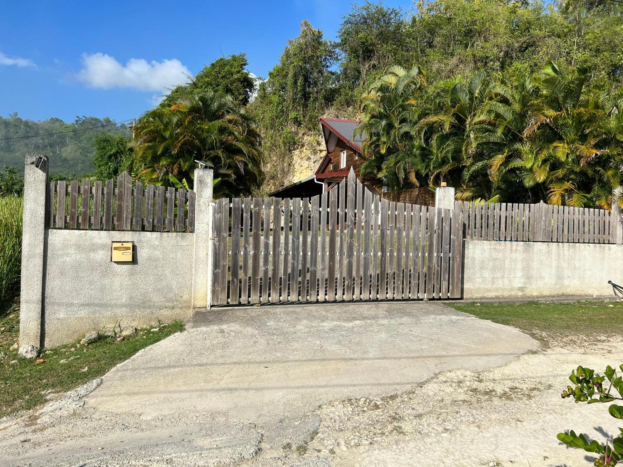 Villa Au Calme Avec Jacuzzi, Villa Le Boursoie Les Abymes Buitenkant foto