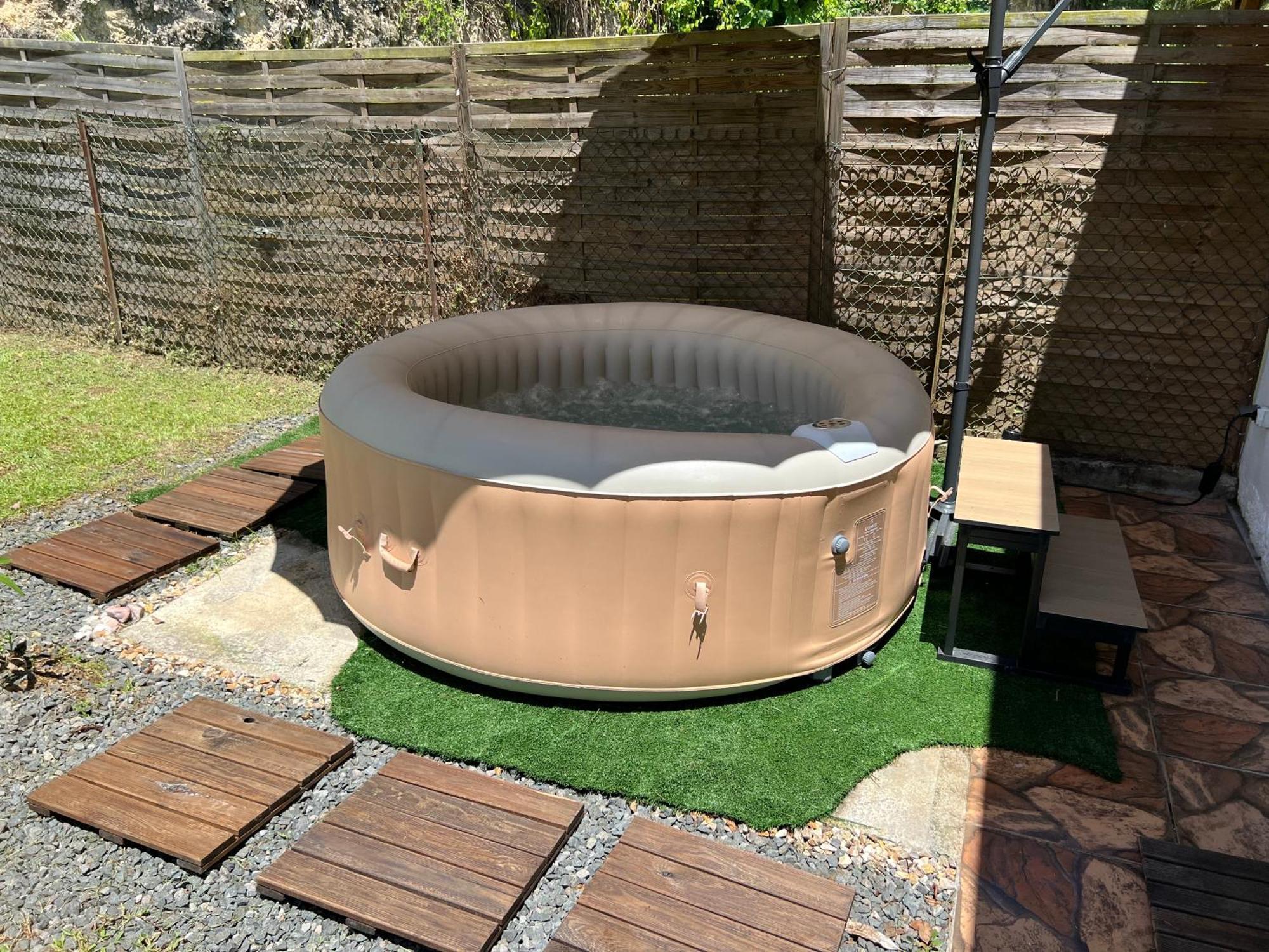 Villa Au Calme Avec Jacuzzi, Villa Le Boursoie Les Abymes Buitenkant foto