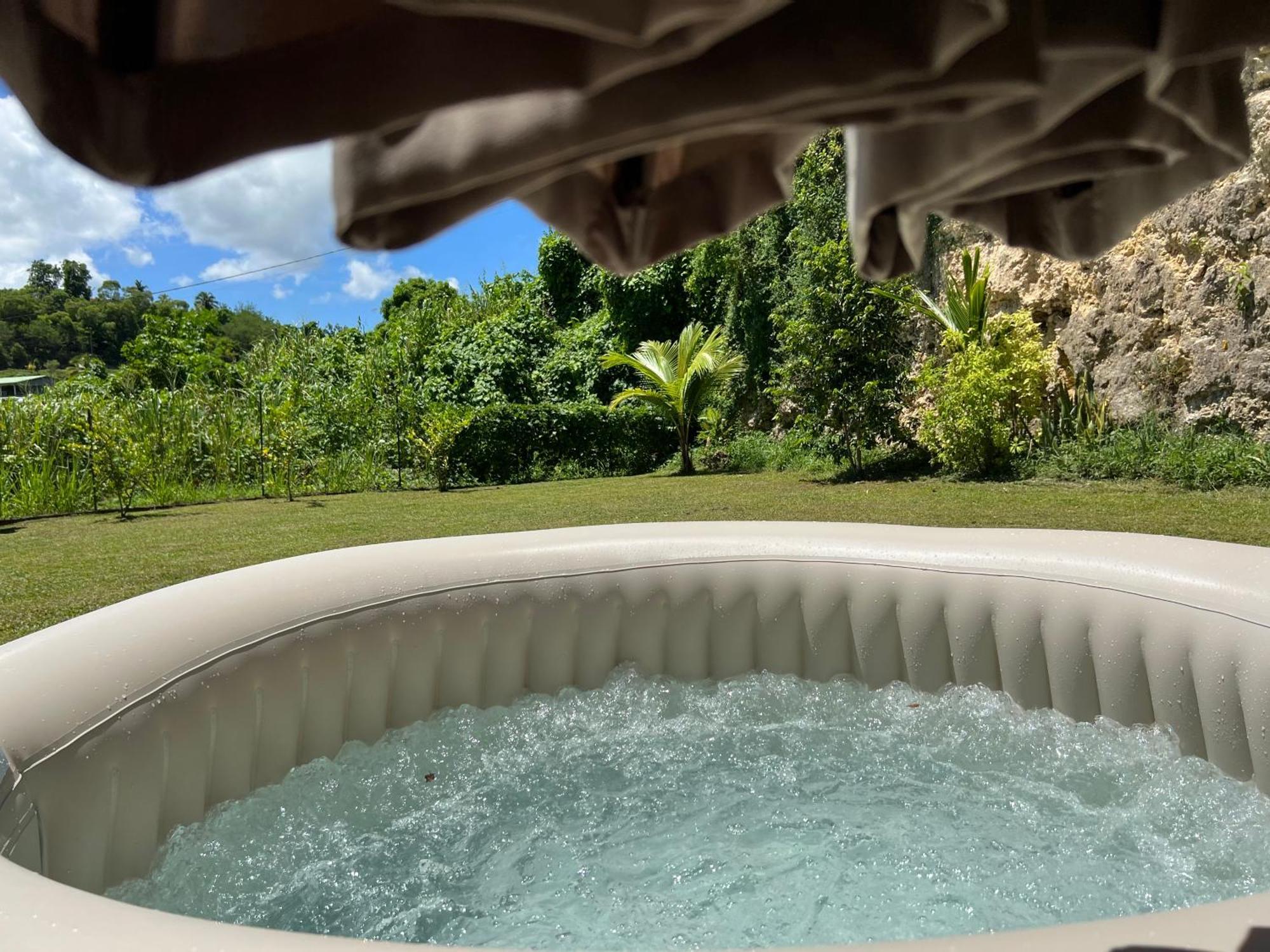 Villa Au Calme Avec Jacuzzi, Villa Le Boursoie Les Abymes Buitenkant foto