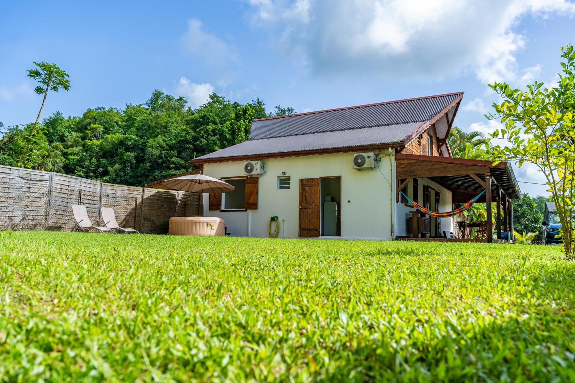 Villa Au Calme Avec Jacuzzi, Villa Le Boursoie Les Abymes Buitenkant foto