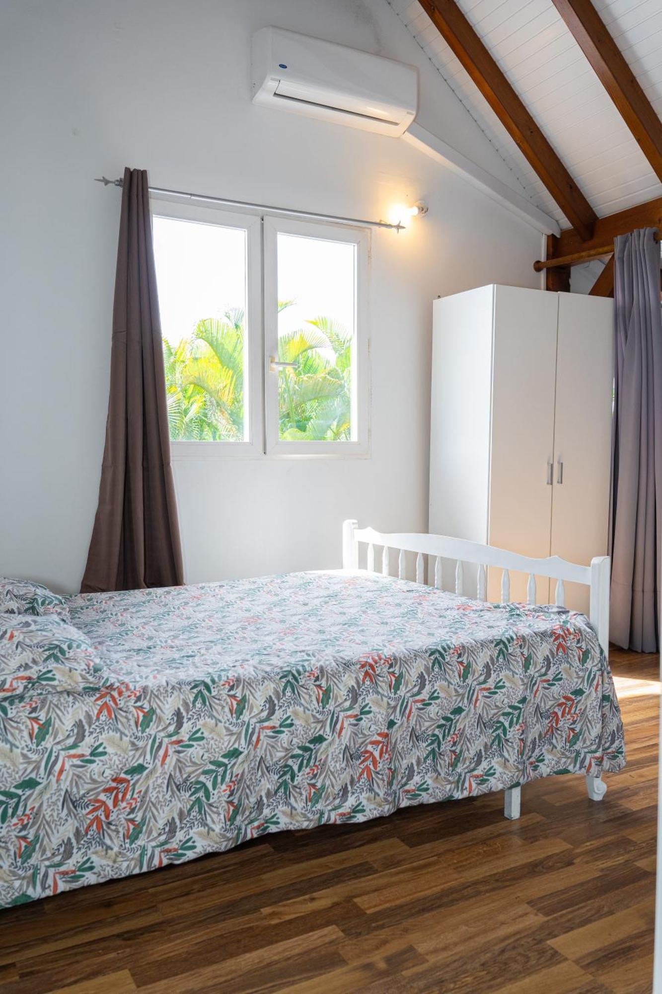 Villa Au Calme Avec Jacuzzi, Villa Le Boursoie Les Abymes Buitenkant foto