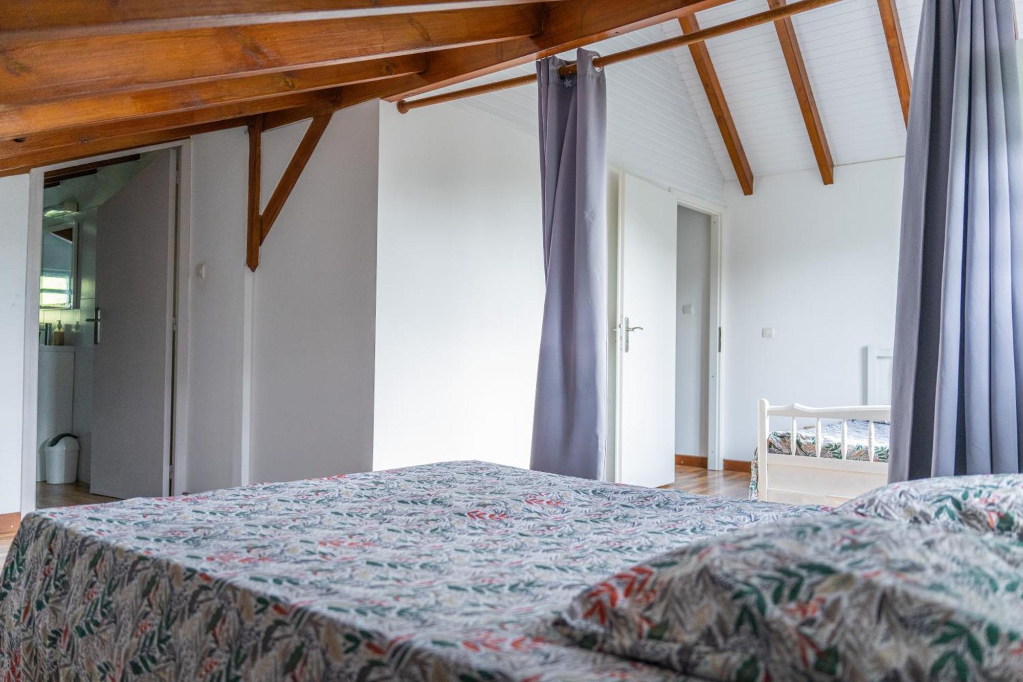 Villa Au Calme Avec Jacuzzi, Villa Le Boursoie Les Abymes Buitenkant foto
