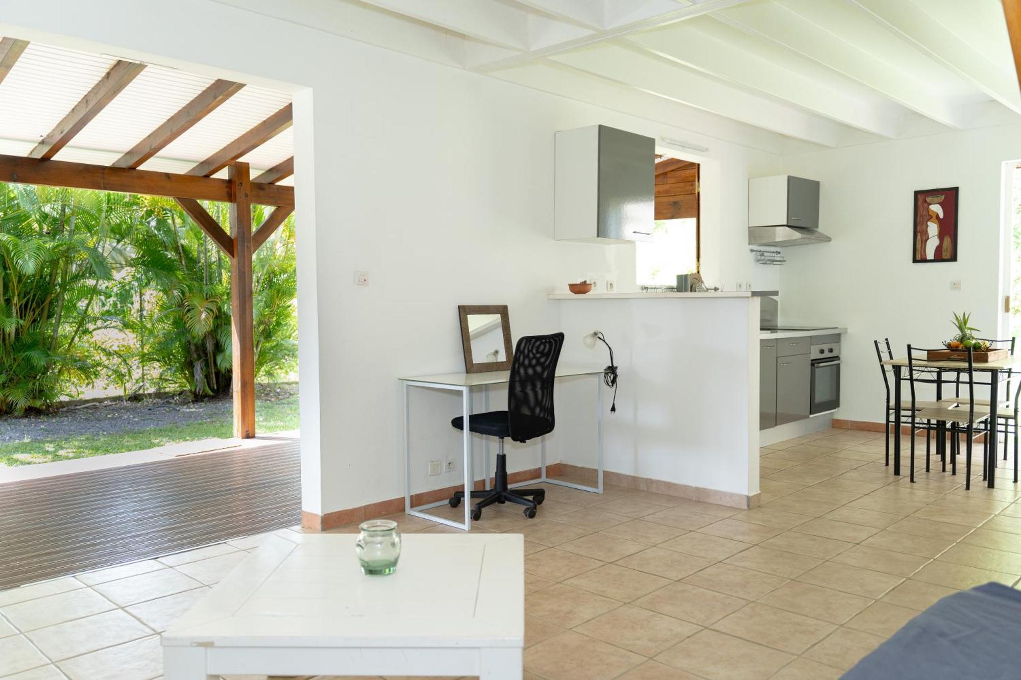 Villa Au Calme Avec Jacuzzi, Villa Le Boursoie Les Abymes Buitenkant foto