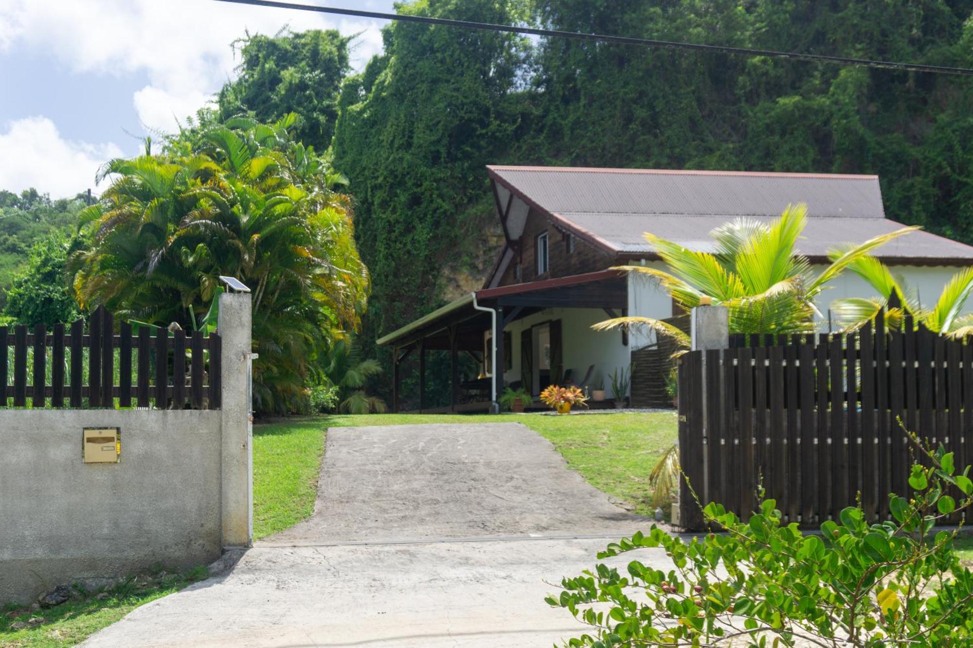 Villa Au Calme Avec Jacuzzi, Villa Le Boursoie Les Abymes Buitenkant foto