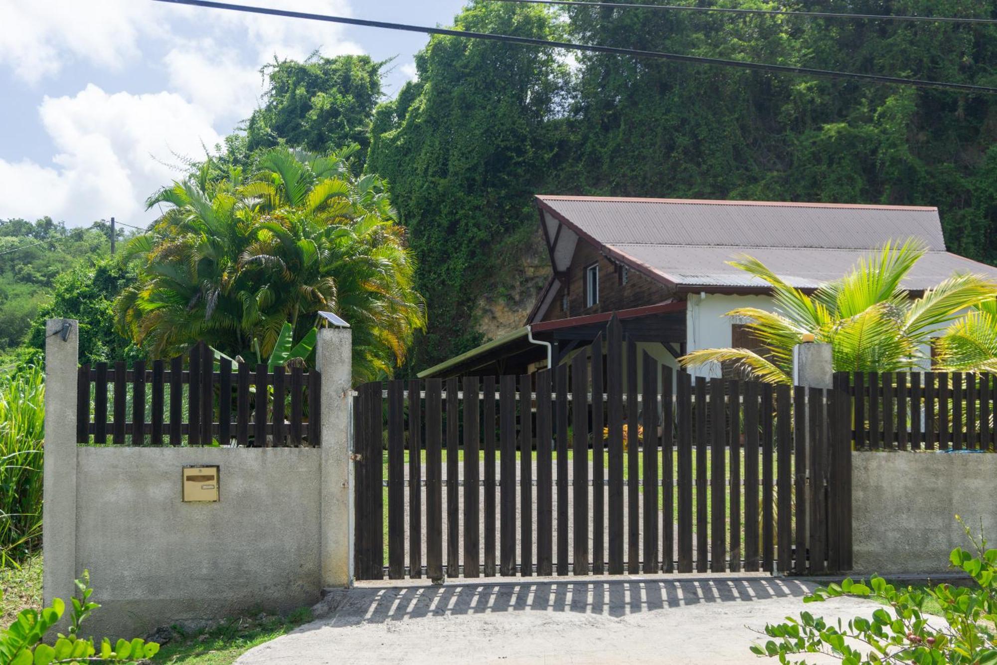 Villa Au Calme Avec Jacuzzi, Villa Le Boursoie Les Abymes Buitenkant foto