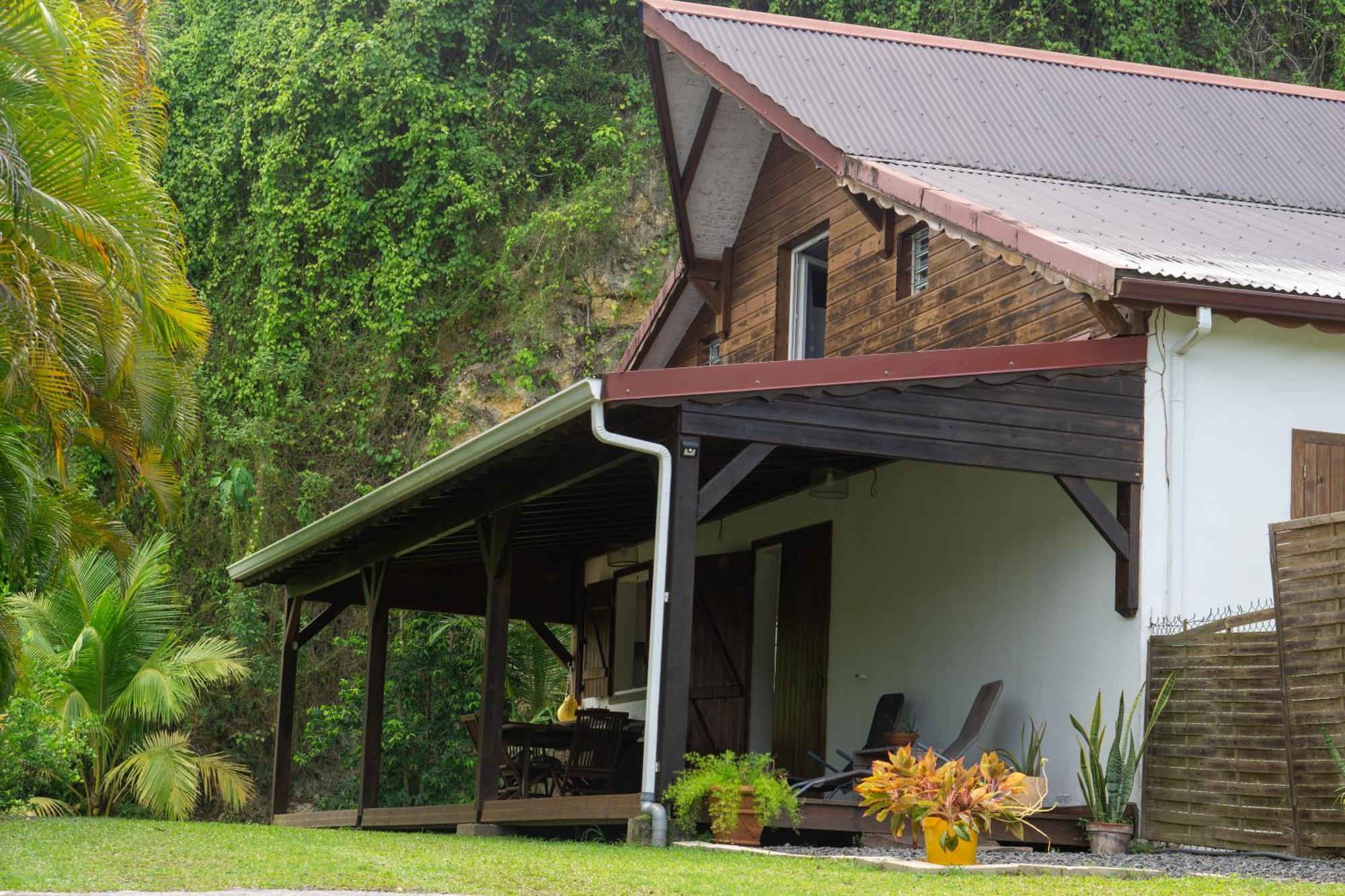 Villa Au Calme Avec Jacuzzi, Villa Le Boursoie Les Abymes Buitenkant foto