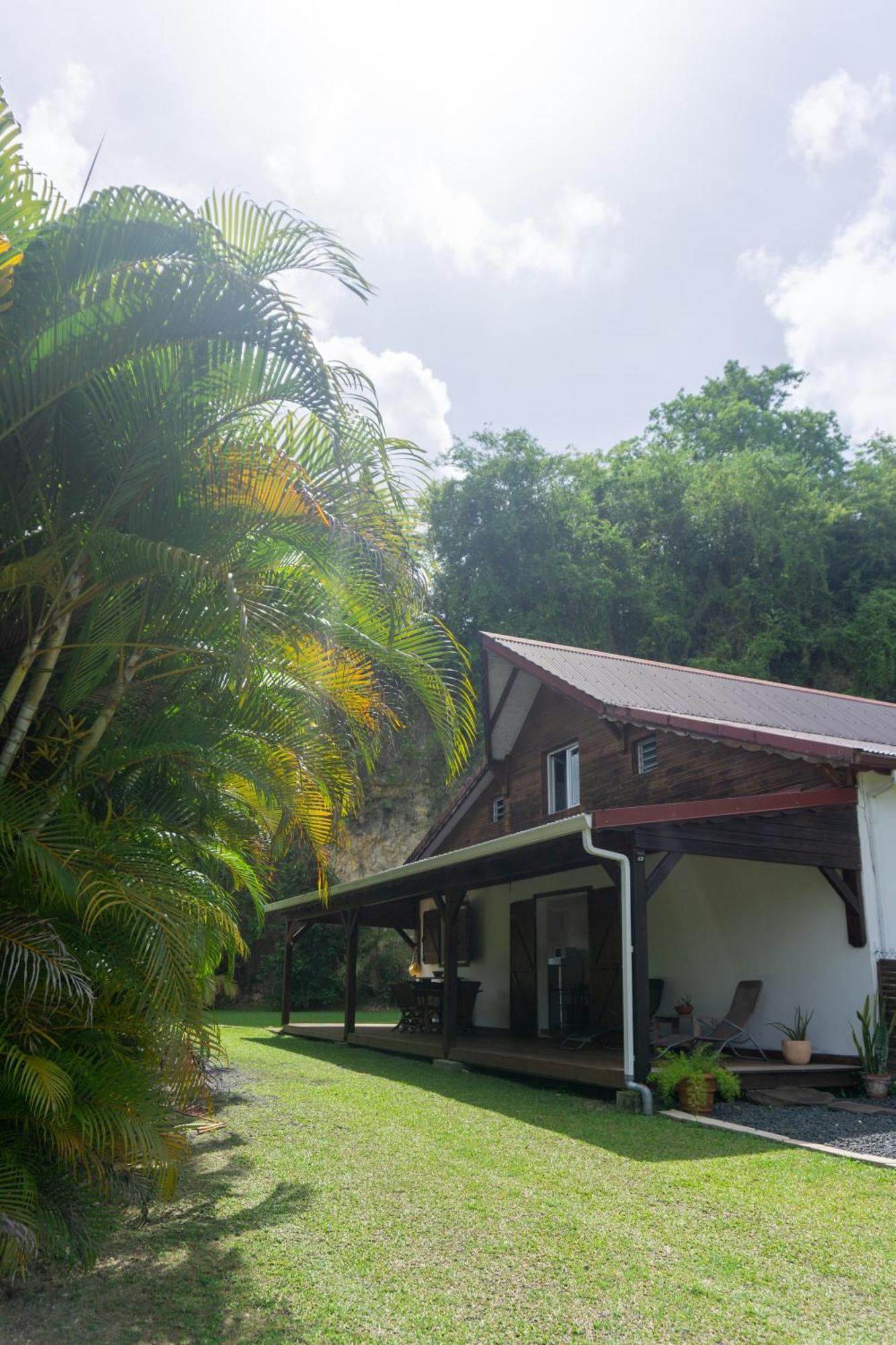 Villa Au Calme Avec Jacuzzi, Villa Le Boursoie Les Abymes Buitenkant foto