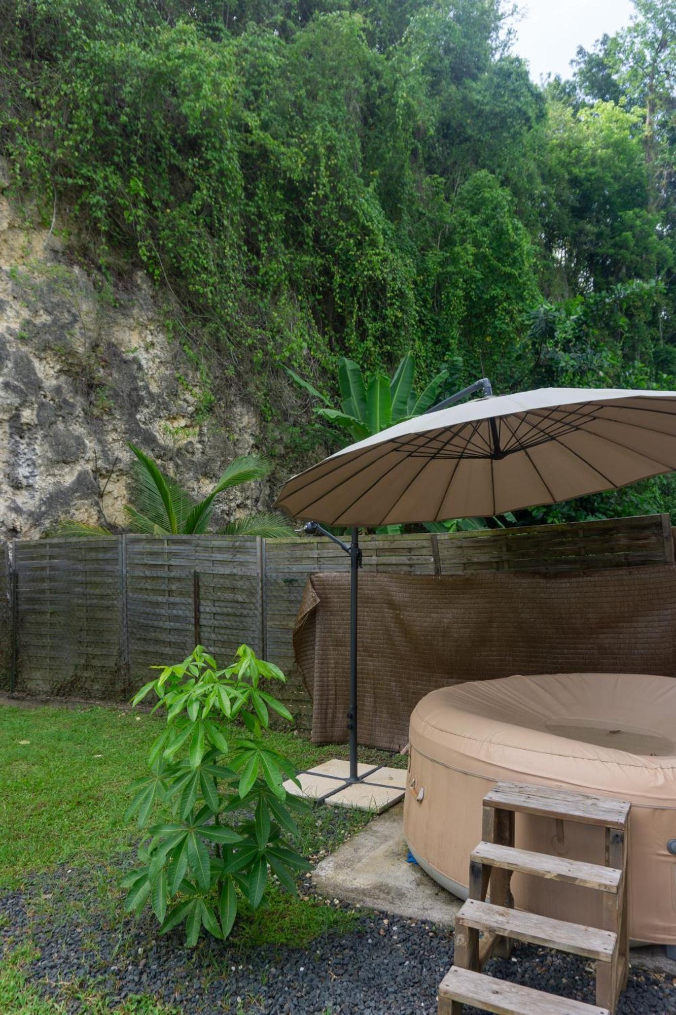 Villa Au Calme Avec Jacuzzi, Villa Le Boursoie Les Abymes Buitenkant foto